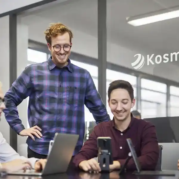 Équipe et locaux de l'agence Kosmos